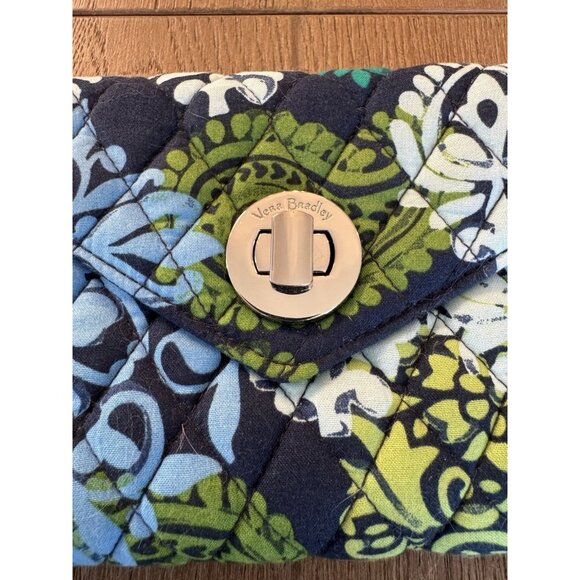 Vera Bradley Women Your Turn Wristlet Blue Green Quilted Damask Turnlock EUC - Picture 2 of 8